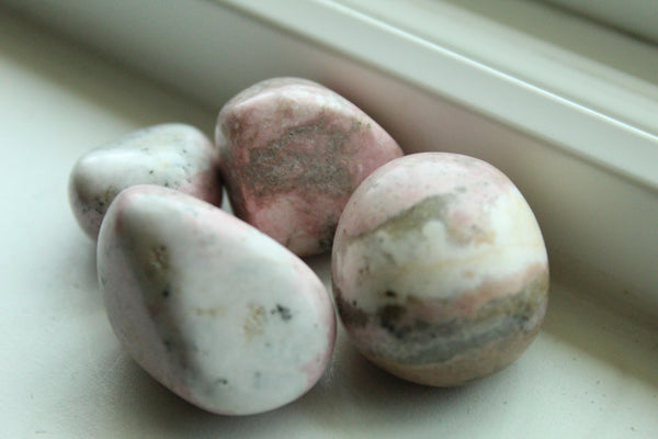 <transcy>Rhodonite</transcy>